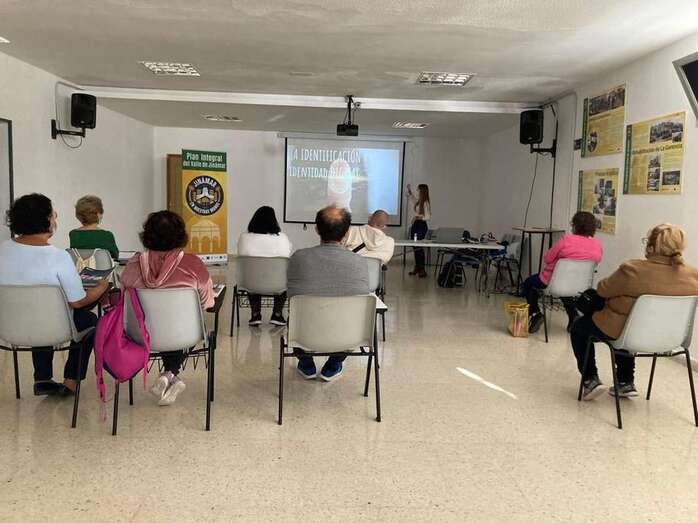 La iniciativa la imparte Radio ECCA en el Centro Cívico de Jinámar / TA